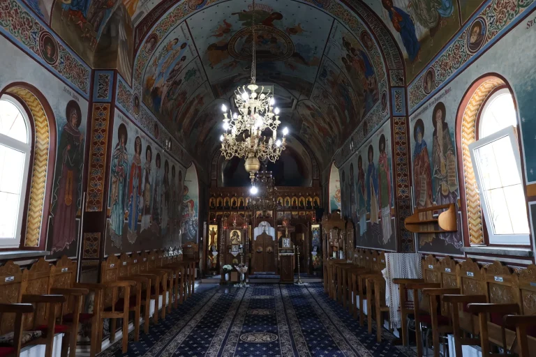 Interiorul pictat al bisericii Adormirea Maicii Domnului din satul Rotunda