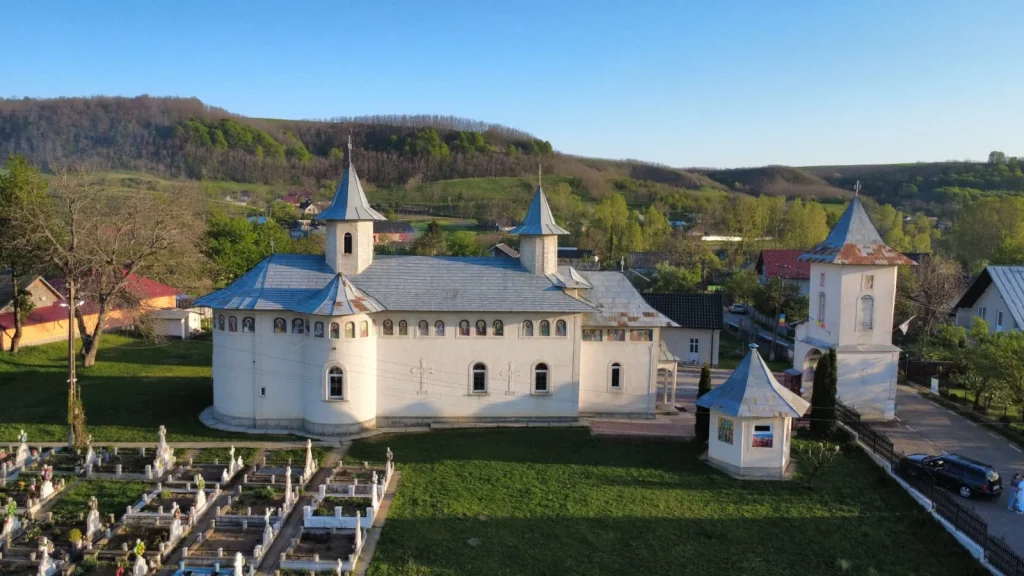 Biserica Adormirea Maicii Domnului și Sfântul Apostol Andrei din satul Rotunda, vedere de sus