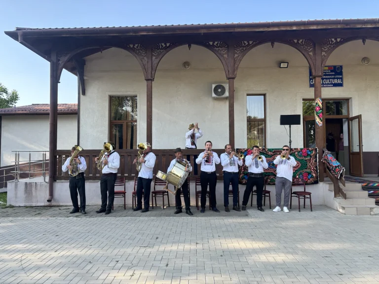 Fanfara Codrii Rotunzii cântând în fața Căminului Cultural din satul Rotunda