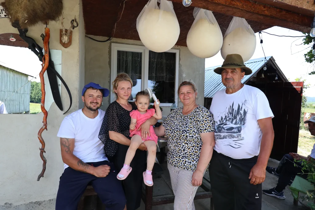 Familia de la Ferma Jumaischi sub burdufurile cu brânză puse la scurs